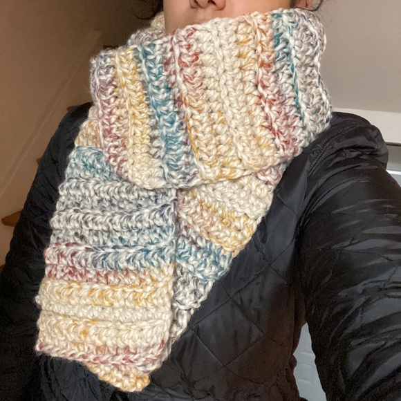 Handmade Chunky Knit Wool Blend Scarf - Picture 4 of 4